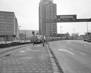 855301 Gezicht over het Westplein te Utrecht, met links een stadsbus lijn 5 en op de achtergrond o.a. het Holiday Inn ...